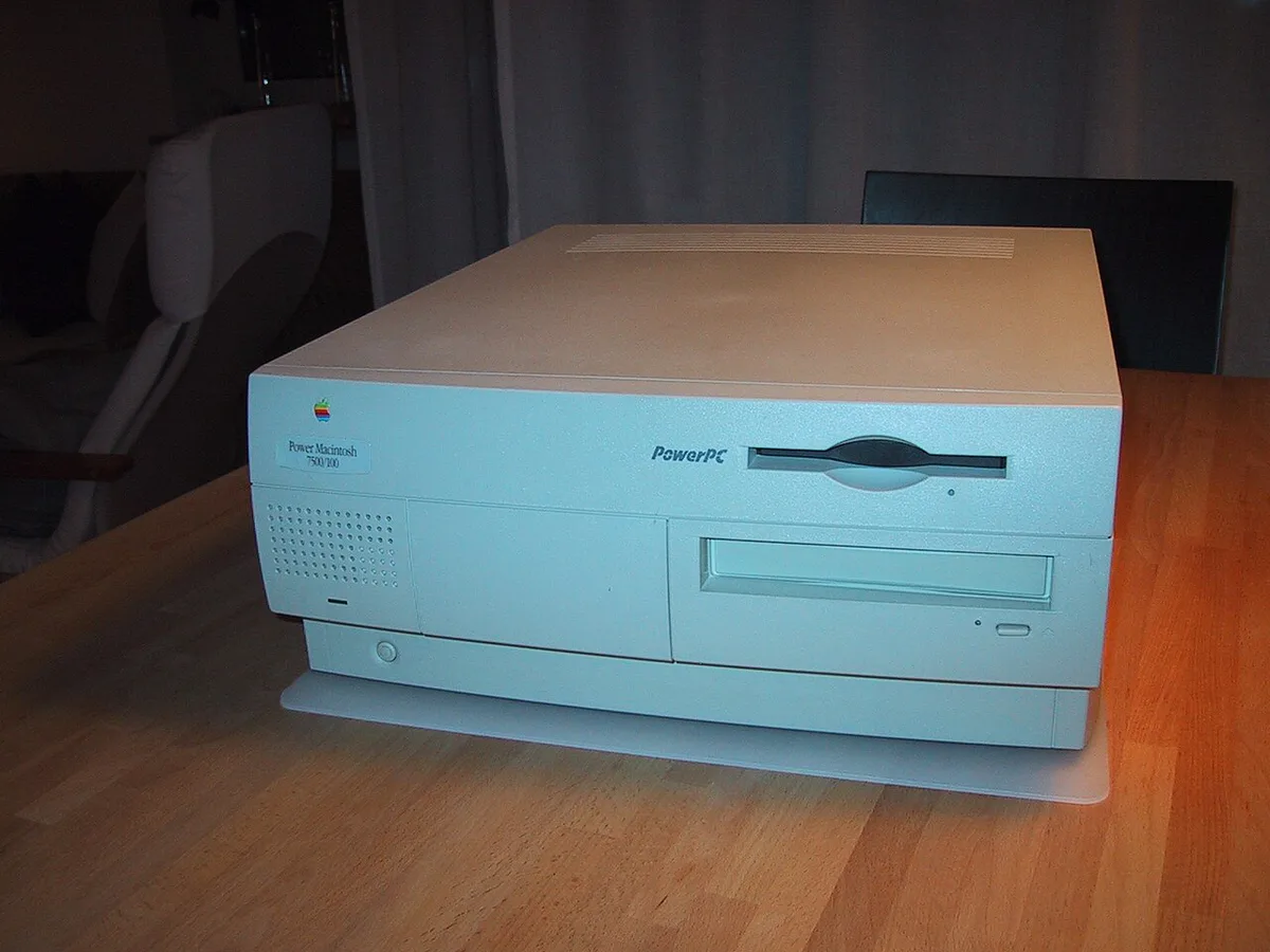 Power Macintosh 7200 gallery photograph